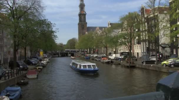 Barco em Prinsengracht Canal — Vídeo de Stock