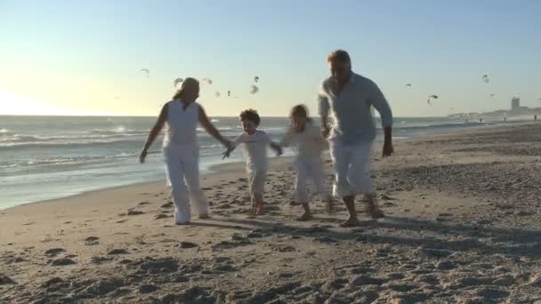 Grandparents running with grandchildren — Stock Video