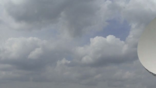 Plato de sattelita y nubes — Vídeos de Stock