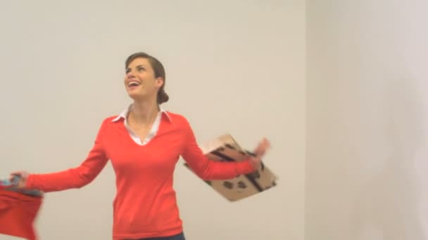 Γυναίκα μεταφέρουν τσάντες ψώνια — Αρχείο Βίντεο