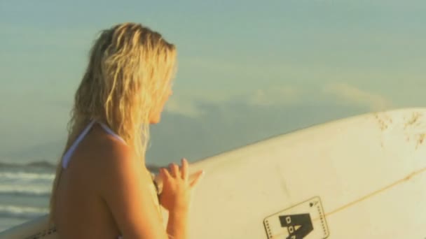 Woman walking with surfboard — Stock Video