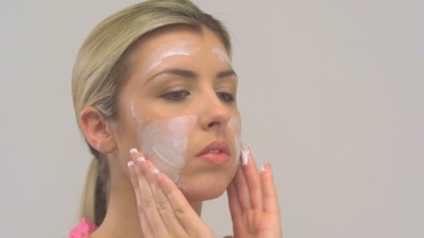 Woman moisturizing face — Stock Video