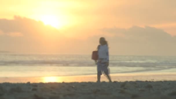 Frau läuft am Strand entlang — Stockvideo