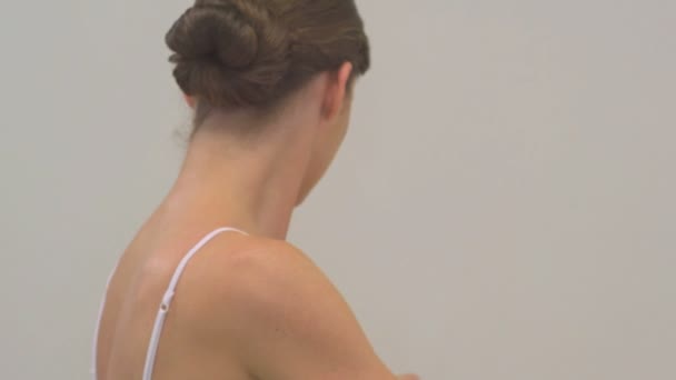 Donna idratante corpo con crema — Video Stock