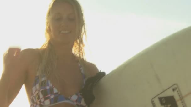 Genç kadın holding sörf tahtası — Stok video