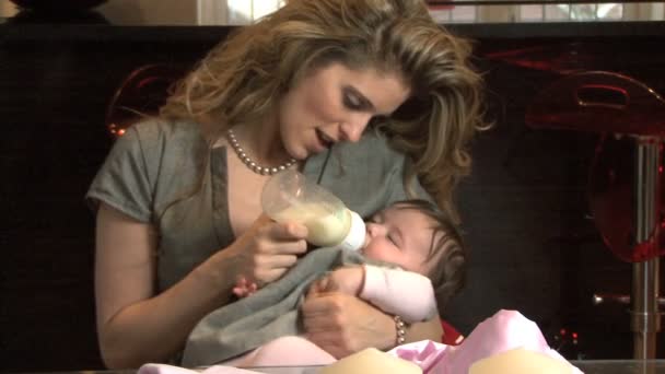 Madre alimentando a su bebé — Vídeo de stock