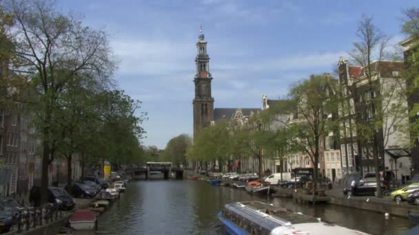 Båtar på kanalen Prinsengracht — Stockvideo