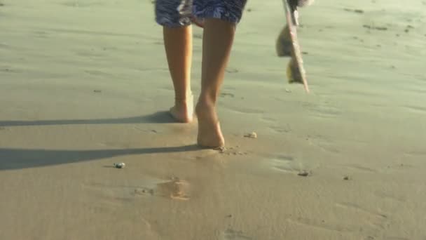 Woman walking with surfboard — Stock Video