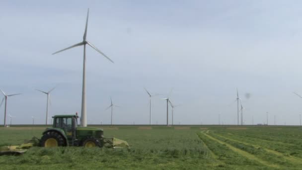 Combinación y aerogeneradores en campo — Vídeo de stock