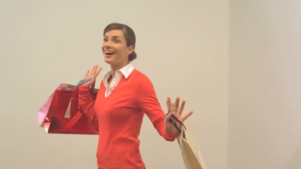 Woman carrying shopping bags — Stock Video