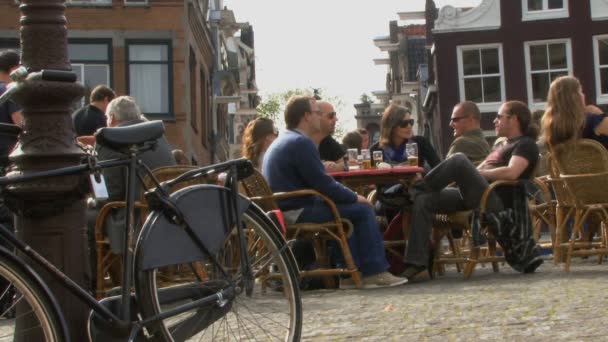 Pessoas relaxando em Liliegracht — Vídeo de Stock