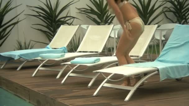 Bir havuz kenarında yürüyen kadın — Stok video