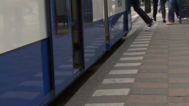 Mensen afstappen van tram — Stockvideo