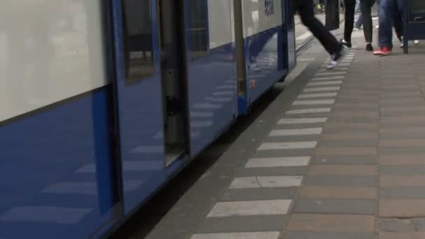 La gente scende dal tram — Video Stock