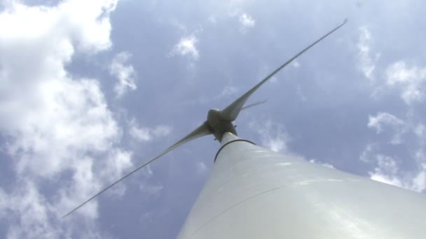 Turbina eólica contra el cielo — Vídeo de stock