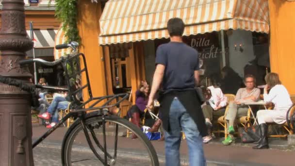 Menschen entspannen sich außerhalb des Cafés — Stockvideo