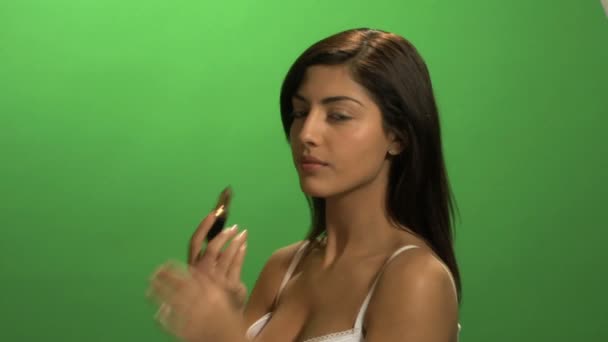 Mujer aplicando lápiz labial — Vídeos de Stock