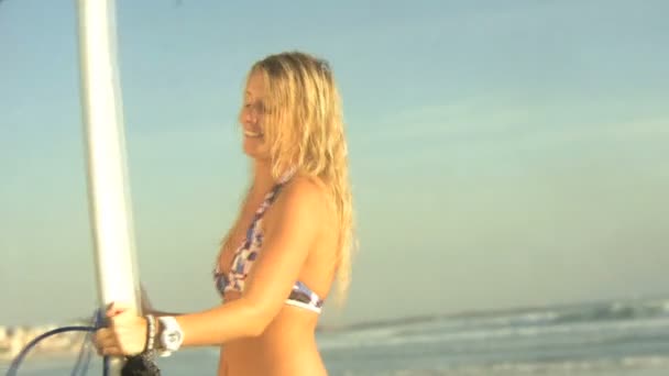 Surfista donna che trasporta tavola da surf — Video Stock