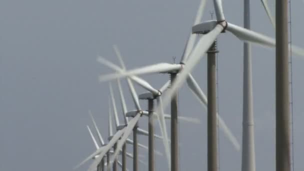 Ветряные турбины, генерирующие электричество — стоковое видео