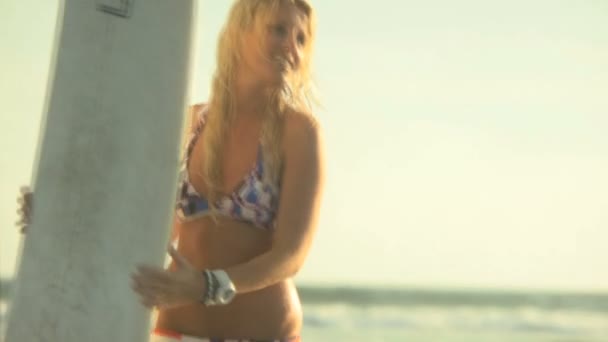 Жіночий серфер з дошкою для серфінгу — стокове відео