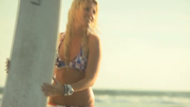 Surfista donna che trasporta tavola da surf — Video Stock