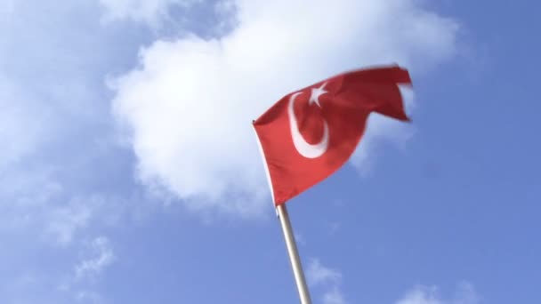 Turkish flag against blue sky — Stock Video