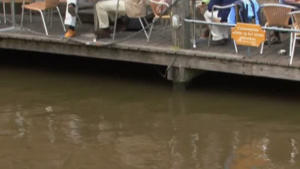 Menschen entspannen sich in liliegracht — Stockvideo