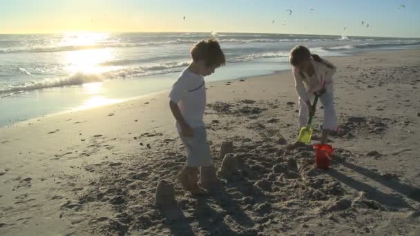 Дети строят замки из песка — стоковое видео