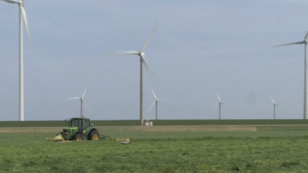 Combinación y aerogeneradores en campo — Vídeo de stock