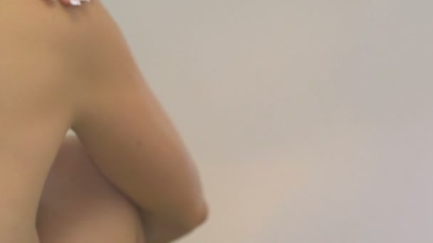 Frau befeuchtet Körper mit Creme — Stockvideo