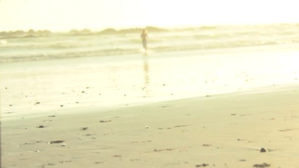 Mujer huyendo del mar — Vídeos de Stock