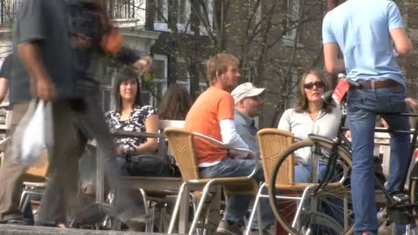 People relaxing in Liliegracht — Stock Video