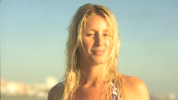 女人笑在海滩上 — 图库视频影像