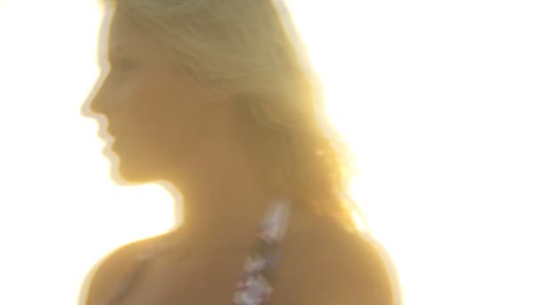 Mujer en la playa al atardecer — Vídeos de Stock