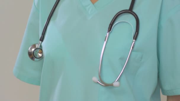 Kvinnlig läkare med stetoskop — Stockvideo