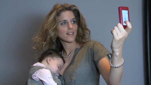 Madre fotografiándose a sí misma y al bebé — Vídeo de stock