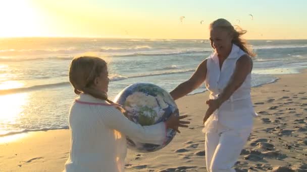 Abuela y nieta — Vídeo de stock