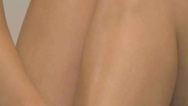 Kobieta exfolisting ciała z gąbki — Wideo stockowe
