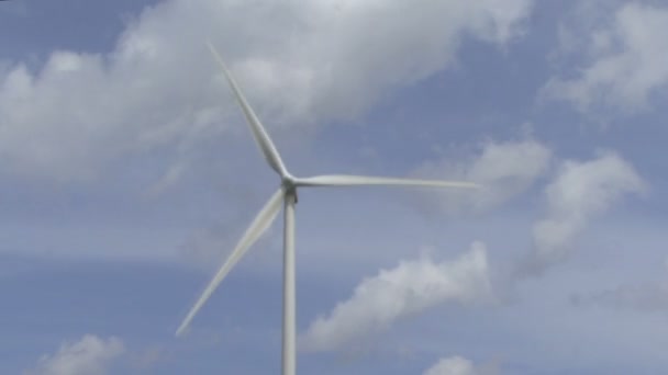 Windturbine tegen hemel — Stockvideo