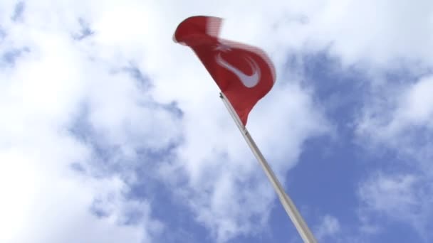 Turkiska flaggan mot blå himmel — Stockvideo