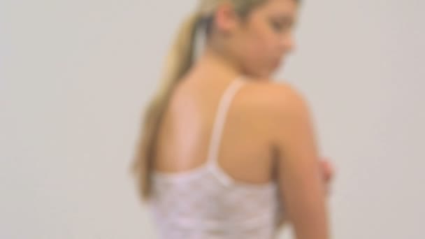 女人保湿身体霜 — 图库视频影像