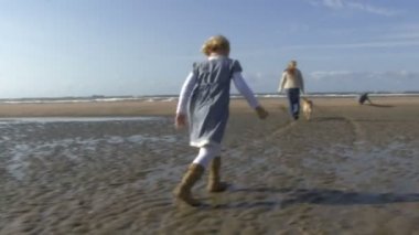 Sahil boyunca yürüyüş aile