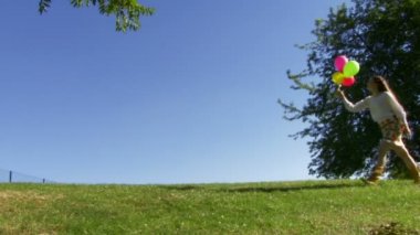 Balonlar ile yürüyüş erkek