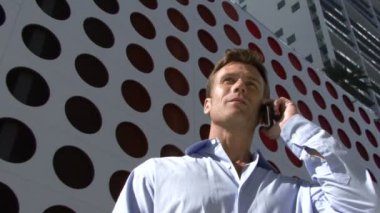 Erkek yanıtlayan telefon görüşmesi