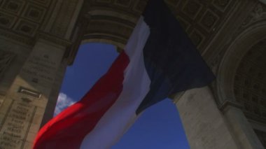 Arc de Triomphe altında bayrak