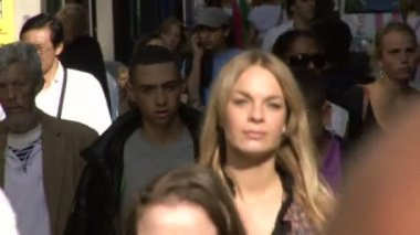 Kalabalık sokakta yürürken erkek