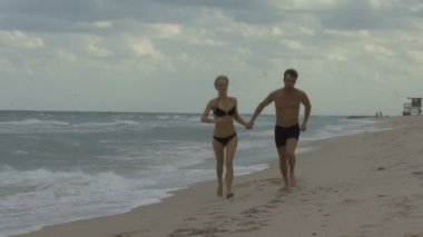 bir plaj boyunca yürüme Çift