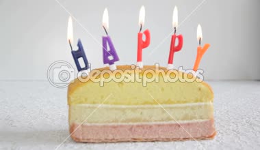 doğum günü pastası üzerinde yanan mumlar