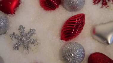 Karda noel süslemesi
