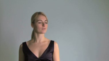 Kadın dokunaklı ekran parmak ile